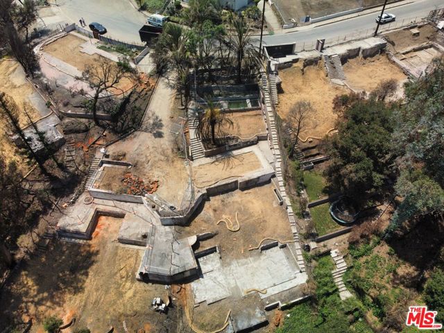 16517 Las Casas Place, Pacific Palisades CA: https://media.crmls.org/mediaz/f1974d21-1711-4630-8122-15d53e363c71.jpg