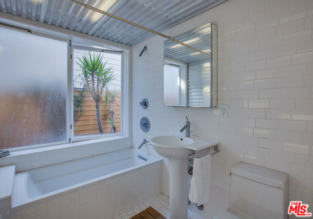 745 Navy Street, Santa Monica CA: https://media.crmls.org/mediaz/f198d374-20ec-4623-a494-4968673dae93.jpg