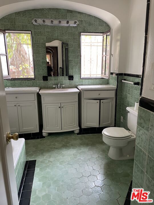 6370 W 6th Street, Los Angeles CA: https://media.crmls.org/mediaz/f1991335-14dc-4e09-9234-4e216f2f6994.jpg
