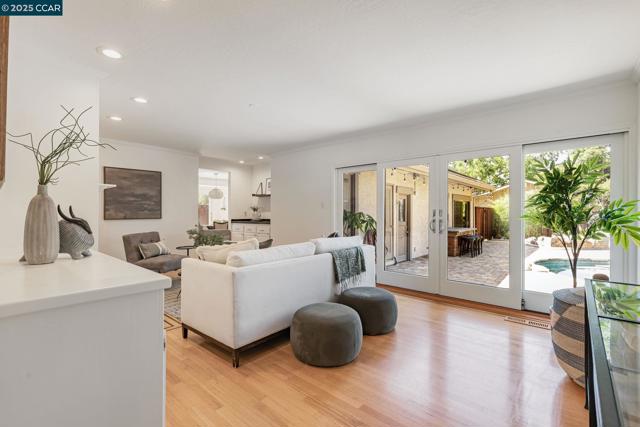 3180 Arbolado Dr, Walnut Creek CA: https://media.crmls.org/mediaz/f19a7371-ea25-434e-9372-0fd87e9f0cbe.jpg