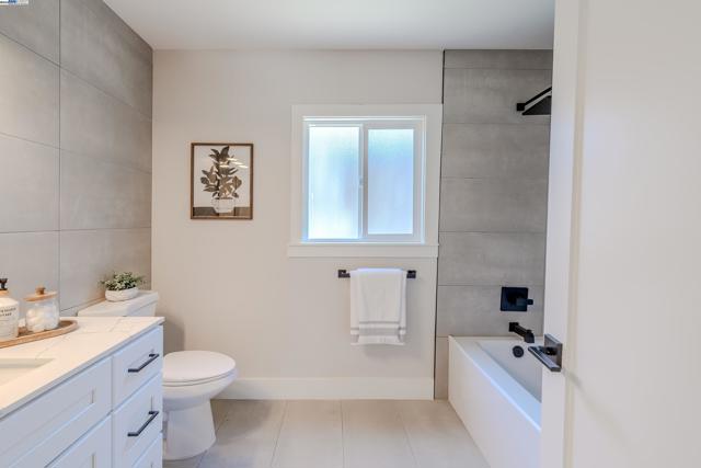 10007 Burr St, Oakland CA: https://media.crmls.org/mediaz/f19a9b2a-af40-41ef-b48f-341919abb622.jpg