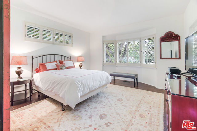 29008 Cliffside Drive, Malibu CA: https://media.crmls.org/mediaz/f19b722f-3de5-4557-801a-d1c518195a4d.jpg