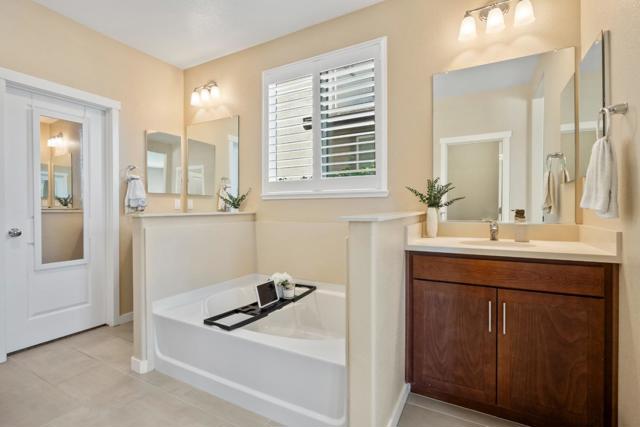 1141 Navigator Drive, Lathrop CA: https://media.crmls.org/mediaz/f19bbd7f-e8f8-4253-97fb-9468b57f261b.jpg