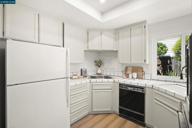 39 Crane Ct, Alameda CA: https://media.crmls.org/mediaz/f19bc1e2-75dc-4bd5-b941-d85ed8b89ea5.jpg