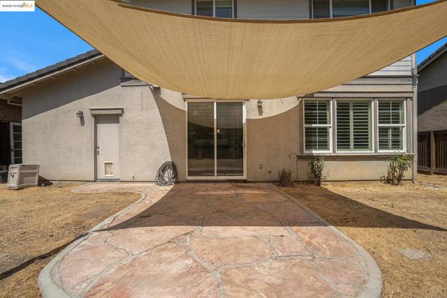 752 Jennifer Street, Brentwood CA: https://media.crmls.org/mediaz/f19c5ab6-95e3-480e-a388-2f143f984ff7.jpg