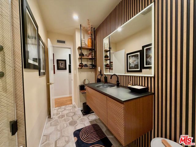 13957 Chandler Boulevard, Sherman Oaks CA: https://media.crmls.org/mediaz/f19ce09a-cdc8-492d-8402-5821d490779d.jpg