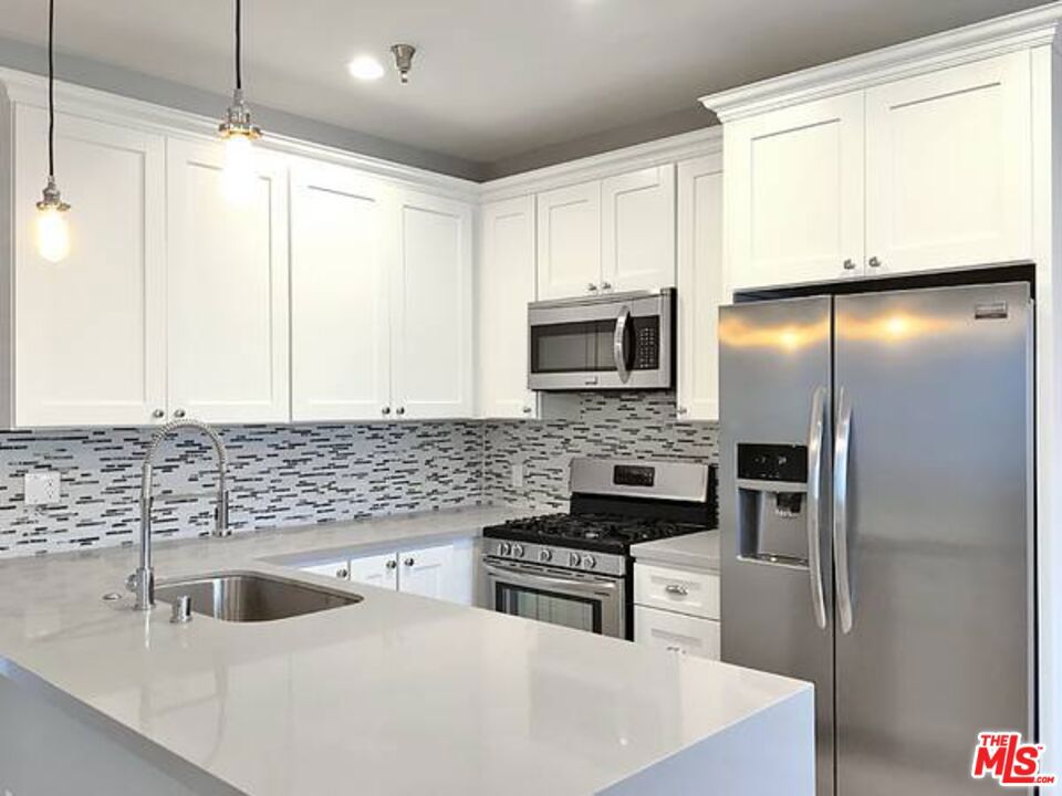 10560 SANTA MONICA Unit 203