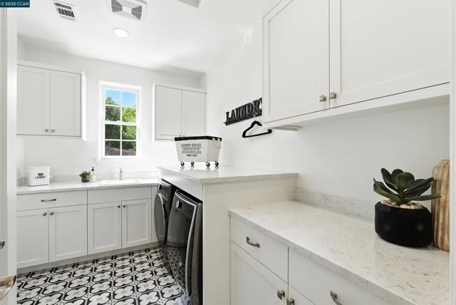 22 W Hill Way, Orinda CA: https://media.crmls.org/mediaz/f19db57c-4b8c-468f-849c-963e06622ecd.jpg