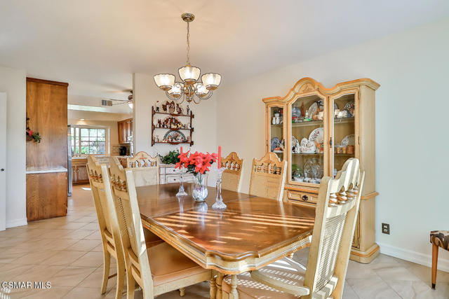 5260 Edgeware Drive, Calabasas CA: https://media.crmls.org/mediaz/f19e2e4d-8177-44b9-a1d7-cb921f8aee45.jpg