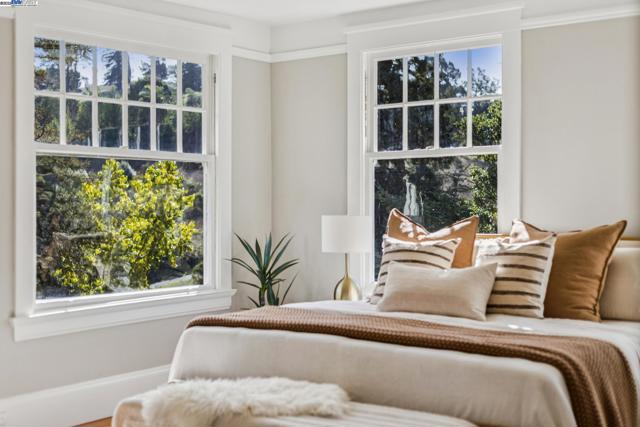 5811 Romany, Oakland CA: https://media.crmls.org/mediaz/f19eeb98-54f2-43b8-a878-8f03b9f3c6dc.jpg