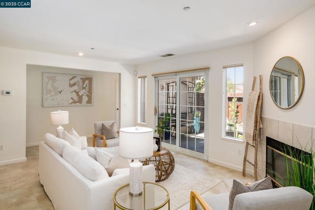 302 Columbia Cir, Benicia CA: https://media.crmls.org/mediaz/f19f143b-d9f6-41cd-a46d-4bf3d51a2b19.jpg
