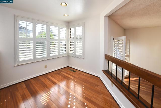 319 Oak Glen Ct, Martinez CA: https://media.crmls.org/mediaz/f19f283d-5838-4be2-9eed-b62c9c329061.jpg