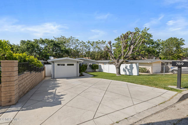 789 Glen Oaks Road, Thousand Oaks CA: https://media.crmls.org/mediaz/f19f4f55-fe30-4af1-9948-e36b474c5b46.jpg