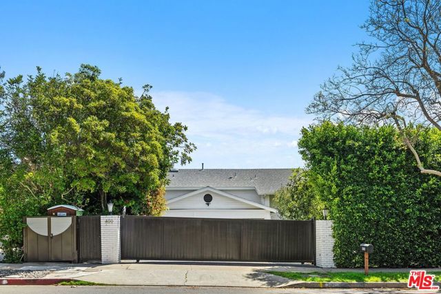 400 Chautauqua Boulevard, Pacific Palisades CA: https://media.crmls.org/mediaz/f19fafe5-323a-4d57-8717-f691c6530526.jpg