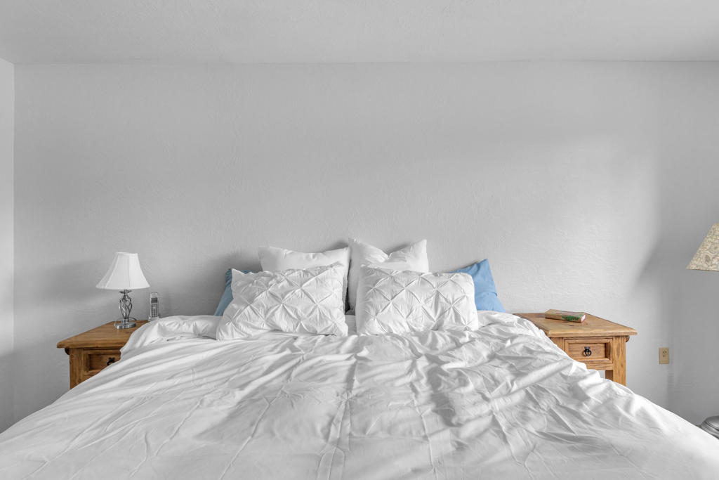 https://media.crmls.org/mediaz/f1a09c1b-5e91-4e46-99d4-2f9679081102.jpg?preset=X-Large