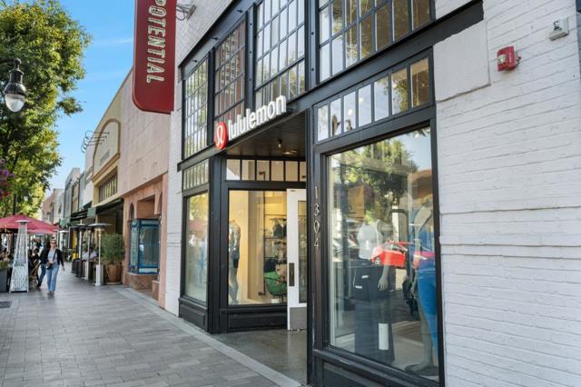 1317 Laguna Avenue, Burlingame CA: https://media.crmls.org/mediaz/f1a0a0ac-52cd-4690-891e-94a4e7310fc9.jpg