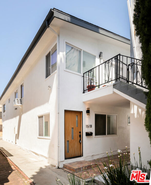151 S Rexford Drive, Beverly Hills CA: https://media.crmls.org/mediaz/f1a15593-4ba3-45fd-b776-64ceb1edf66c.jpg