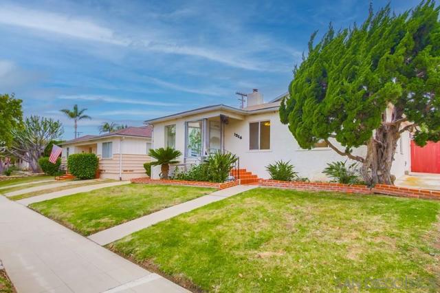 1354 Chalcedony St, San Diego CA: https://media.crmls.org/mediaz/f1a16ce6-f62c-47f4-ad30-217aea6dea6b.jpg