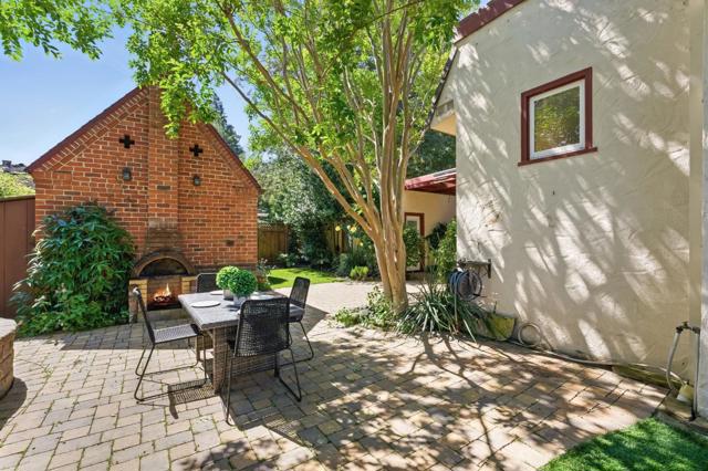435 Edgewood Road, Redwood City CA: https://media.crmls.org/mediaz/f1a33264-56d4-4bc8-a16d-f4cbc94eed11.jpg