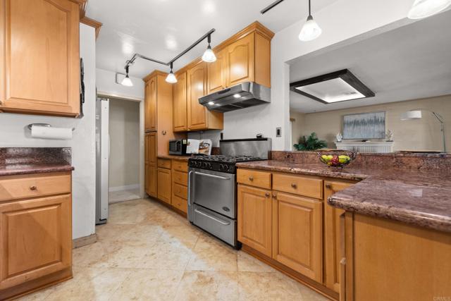 Detail Gallery Image 6 of 42 For 2736 Deerpark Dr, San Diego,  CA 92110 - 3 Beds | 2 Baths