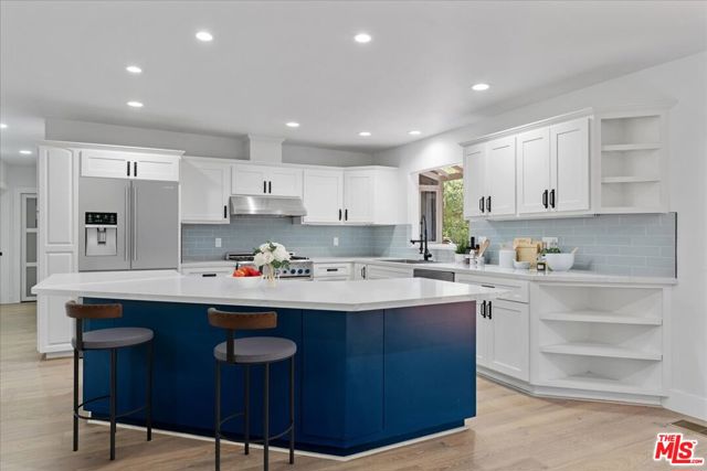 21171 Colina Drive, Topanga CA: https://media.crmls.org/mediaz/f1a359b1-cc49-4b5a-ae5a-72f67b238b5e.jpg