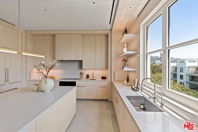 455 N Palm Drive, Beverly Hills CA: https://media.crmls.org/mediaz/f1a38a21-050d-43d6-8626-5dc8ec90fef5.jpg