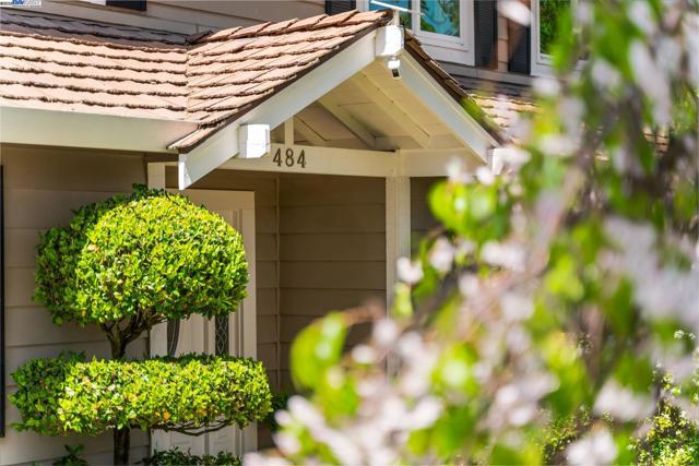 484 El Pintado Rd, Danville CA: https://media.crmls.org/mediaz/f1a39b74-4cbd-49df-8b5a-7c7aa5c7c16e.jpg