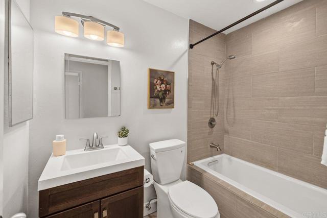 3330 Caminito Eastbluff, La Jolla CA: https://media.crmls.org/mediaz/f1a3b775-6c5a-461d-96cc-4bcf8febc121.jpg