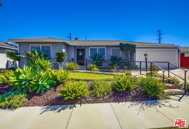 1060 E 45th Way, Long Beach CA: https://media.crmls.org/mediaz/f1a449ca-f36f-43c3-a210-268e508fe005.jpg