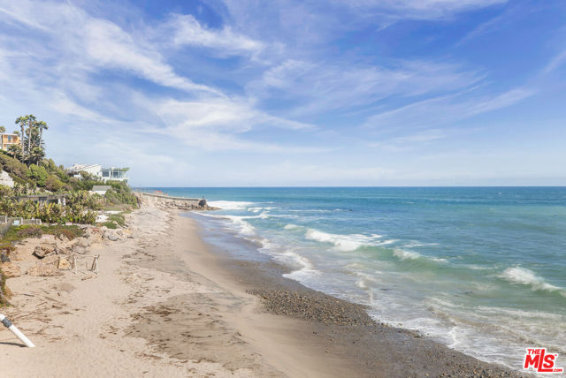 11770 Pacific Coast Highway, Malibu CA: https://media.crmls.org/mediaz/f1a47a11-9722-4548-98c1-fbbb29dfd57f.jpg