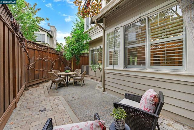 422 Sutton Cir, Danville CA: https://media.crmls.org/mediaz/f1a5188e-63f1-4683-adb1-14a4396df224.jpg