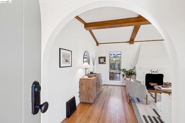 1136 Marin Ave, Albany CA: https://media.crmls.org/mediaz/f1a53187-89f0-4fed-af5e-8b717ecf379b.jpg