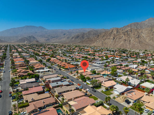 53215 Avenida Alvarado, La Quinta CA: https://media.crmls.org/mediaz/f1a667cd-6027-4119-8466-15b858b62a2f.jpg