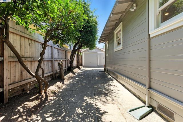 3936 Midvale Ave, Oakland CA: https://media.crmls.org/mediaz/f1a77e6f-c428-4f46-bfbc-058a8234026d.jpg