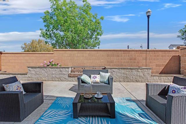 2222 Davie Pl, Tracy CA: https://media.crmls.org/mediaz/f1a862ca-3597-45d2-8d1f-3ff4b0783974.jpg