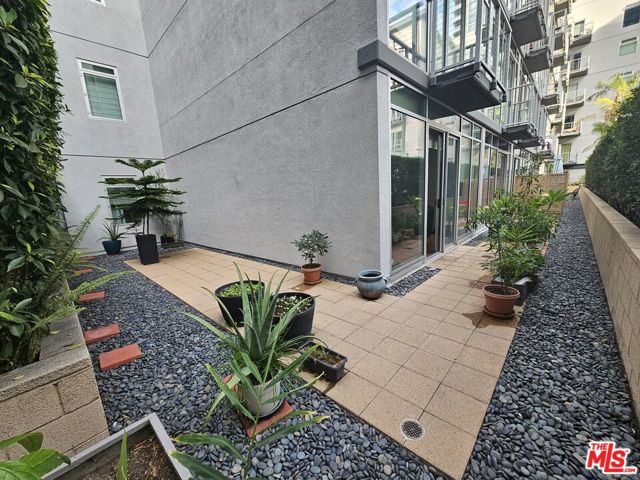 645 W 9th Street, Los Angeles CA: https://media.crmls.org/mediaz/f1a8fb7a-ef06-47cd-8b9d-39a5ff3afbe2.jpg
