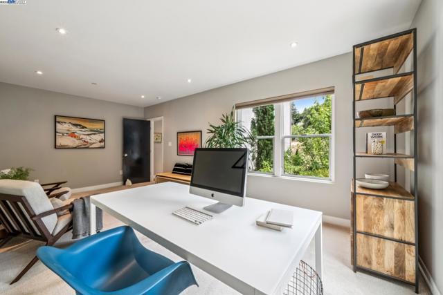 2005 TUNNEL RD, Oakland CA: https://media.crmls.org/mediaz/f1a91884-9bb4-46da-8d49-e2d1c3a227b6.jpg