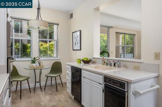1860 Tice Creek Dr, Walnut Creek CA: https://media.crmls.org/mediaz/f1a96ae5-e583-4256-bd58-752d106fd75b.jpg