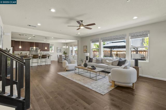 589 W Huntington Ave, Mountain House CA: https://media.crmls.org/mediaz/f1a9932d-1eb4-4ba3-bca7-aa571c538669.jpg
