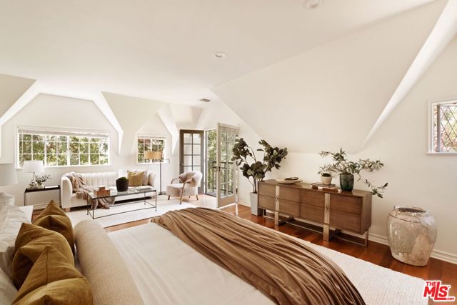 143 S Muirfield Road, Los Angeles CA: https://media.crmls.org/mediaz/f1ab50db-0e85-4ce3-bc09-33a6a2406b33.jpg