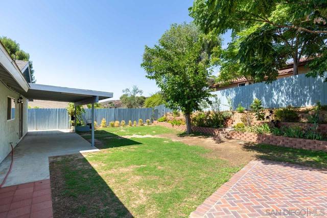 12274 Gay Rio Dr, Lakeside CA: https://media.crmls.org/mediaz/f1ab92f3-7ea5-4ce3-b343-1605b2451d15.jpg