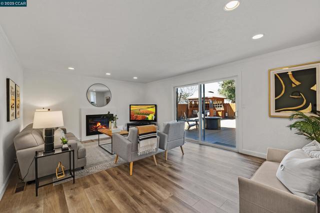3641 Shenandoah Ct, Pleasanton CA: https://media.crmls.org/mediaz/f1ac0088-1f83-405f-b572-dfeaabc8327c.jpg