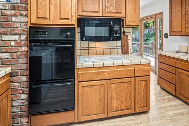3554 Arcadian Ct, Castro Valley CA: https://media.crmls.org/mediaz/f1ac1da2-6dd5-46db-9065-63305522d8c6.jpg