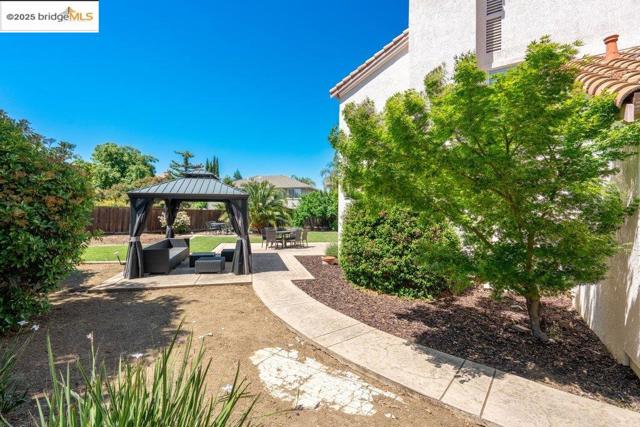 1281 Sea Vista Dr, Brentwood CA: https://media.crmls.org/mediaz/f1ae23b2-2b1c-4d72-8356-ee443d96b20d.jpg