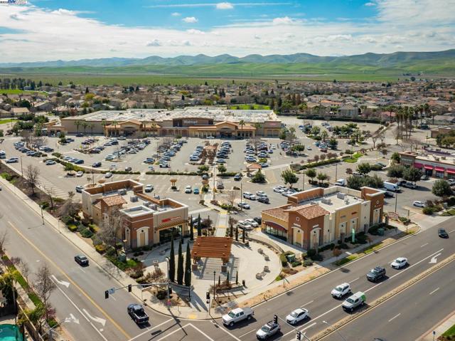 115 Lemon Blossom Ln, Patterson CA: https://media.crmls.org/mediaz/f1aebd2c-1d42-451c-9860-4dd91a7f2f4d.jpg