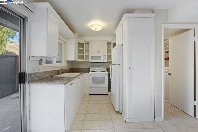 1048 Spring Valley Cmn, Livermore CA: https://media.crmls.org/mediaz/f1af0916-ea05-4676-990b-abc300e71c52.jpg