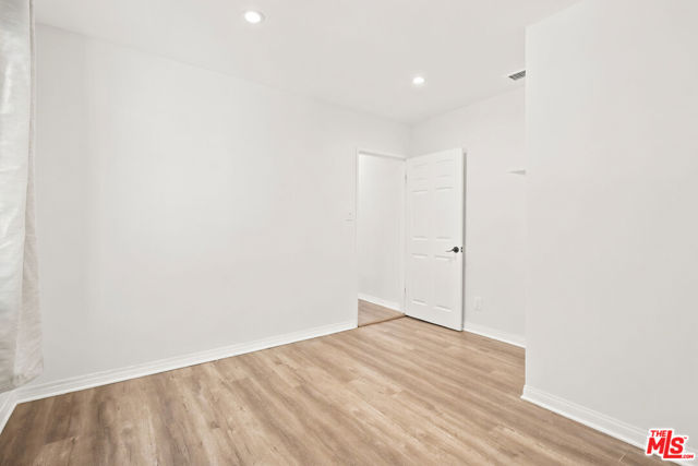 7048 Zelzah Avenue photo 21