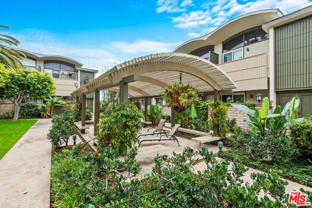 4801 La Villa Marina, Marina del Rey CA: https://media.crmls.org/mediaz/f1b0fa85-459d-4849-95da-1cfc2e1e969b.jpg