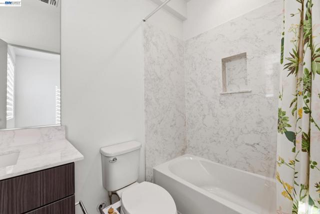 931 Edy Ln, Oakland CA: https://media.crmls.org/mediaz/f1b14853-5b32-48d0-8eb2-204af949b174.jpg