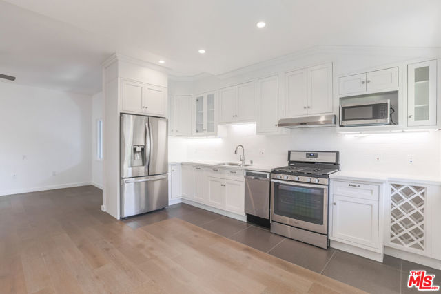 31 Breeze Avenue, Venice CA: https://media.crmls.org/mediaz/f1b16901-7cd1-49bf-9b7c-ee5bc7ddeeaf.jpg